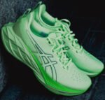⁦Asics Novablast 4 Illuminate - נעלי אסיקס⁩ – תמונה ⁦4⁩