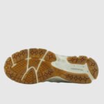 ⁦New Balance 2002R Protection Pack White Gum - נעלי ניו באלאנס⁩ – תמונה ⁦2⁩