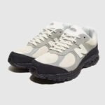 ⁦New Balance 2002R The Basement Grey Sail Black - נעלי ניו באלאנס⁩ – תמונה ⁦2⁩