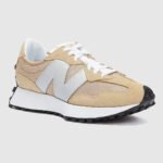 ⁦NEW BALANCE 327 WOMENS BEIGE / SILVER TRAINERS - נעלי ניו באלאנס⁩ – תמונה ⁦2⁩