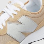 ⁦NEW BALANCE 327 WOMENS BEIGE / SILVER TRAINERS - נעלי ניו באלאנס⁩ – תמונה ⁦4⁩